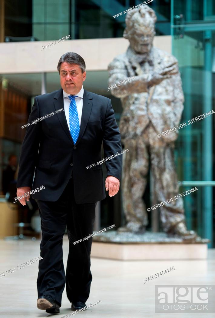 Photo de stock: Chairman of the SPD Sigmar Gabriel arrives to deliver a statement on the death of German author Guenter Grass at Willy Brandt House in Berlin, Germany.