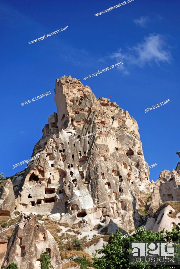 Imagen: historical cave architecture built into tuff formations, Turkey, Cappadocia, Uchisar.