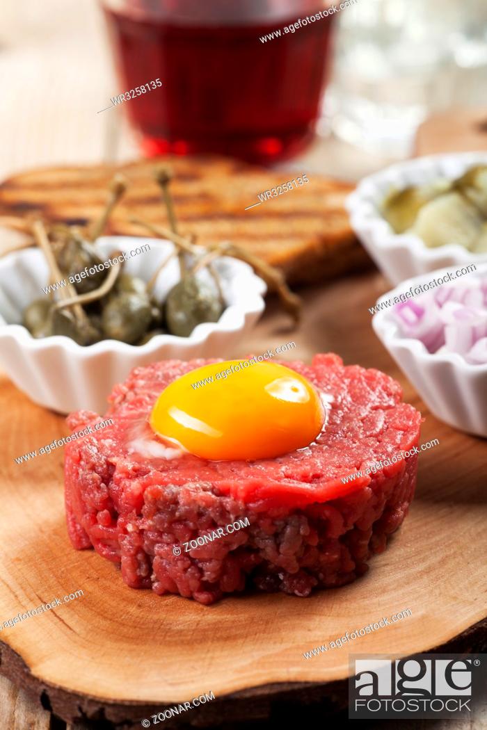 Stock Photo: Steak Tartar mit einem Ei.