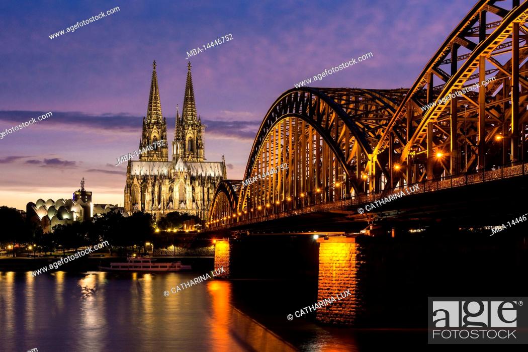 Stock Photo: Germany, North Rhine-Westphalia, Cologne, classic view over Hohenzollern Bridge to Cologne Cathedral and Museum Ludwig, blue hour.