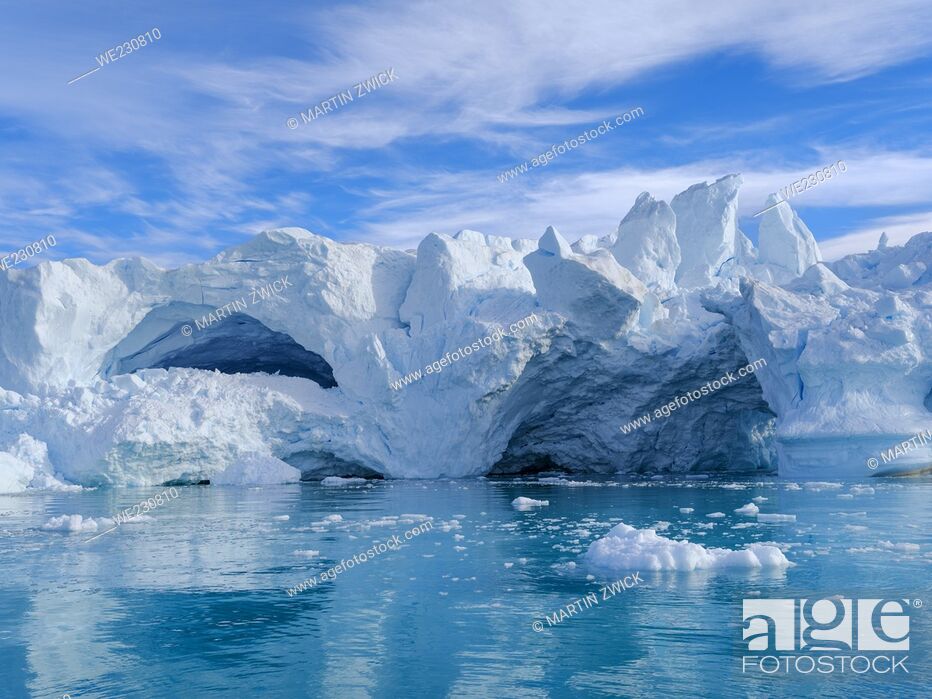 Imagen: Iceberg in the fjord. Landscape in the Johan Petersen Fjord, a branch of the Sermilik (Sermiligaaq) Icefjord in the Ammassalik region of East Greenland.