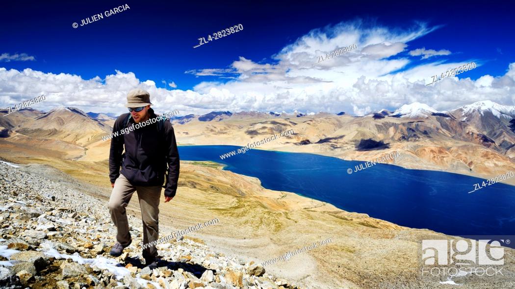 Stock Photo: India, Jammu and Kashmir State, Himalaya, Ladakh, high-altitude plateau of Changthang (Changtang), trekker on the slopes of Mentok Kangri (6250m) and Tso Moriri.