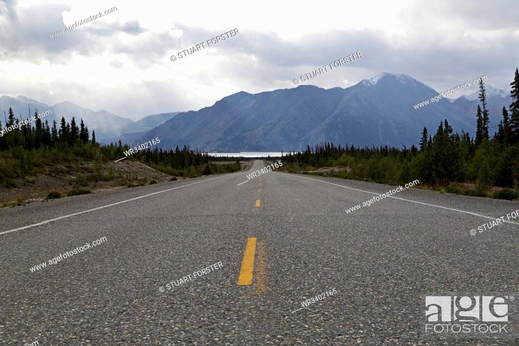 Imagen: Highway with a view of the Saint Elias Mountain Range in Kluane National Park and Reserve, Yukon Territory, Canada, North America.