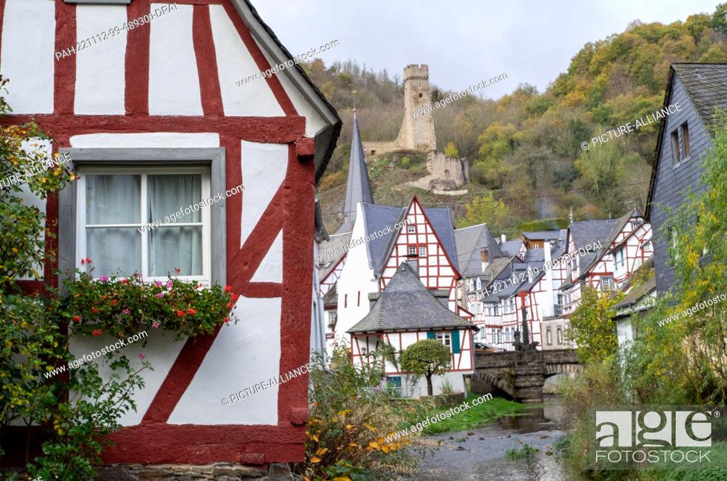 Stock Photo: PRODUCTION - 04 November 2022, Rhineland-Palatinate, Monreal: Numerous half-timbered houses line the Elzbach River, which flows through the village.