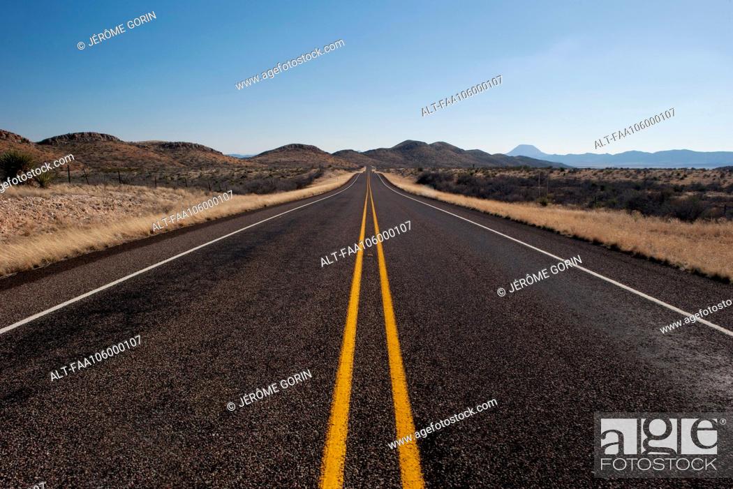 Photo de stock: Highway through arid landscape.