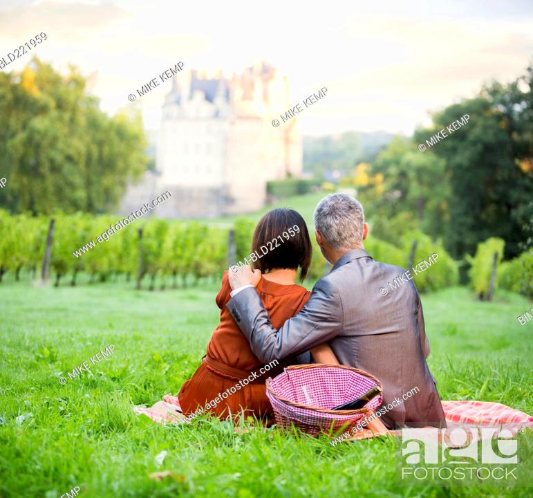 Imagen: Caucasian couple enjoying picnic in vineyard.
