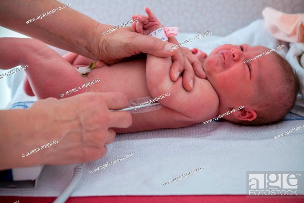 Photo de stock: Reportage on postpartum care in the maternity clinic in Chambéry, France. Newborn babies receive their first postnatal care.