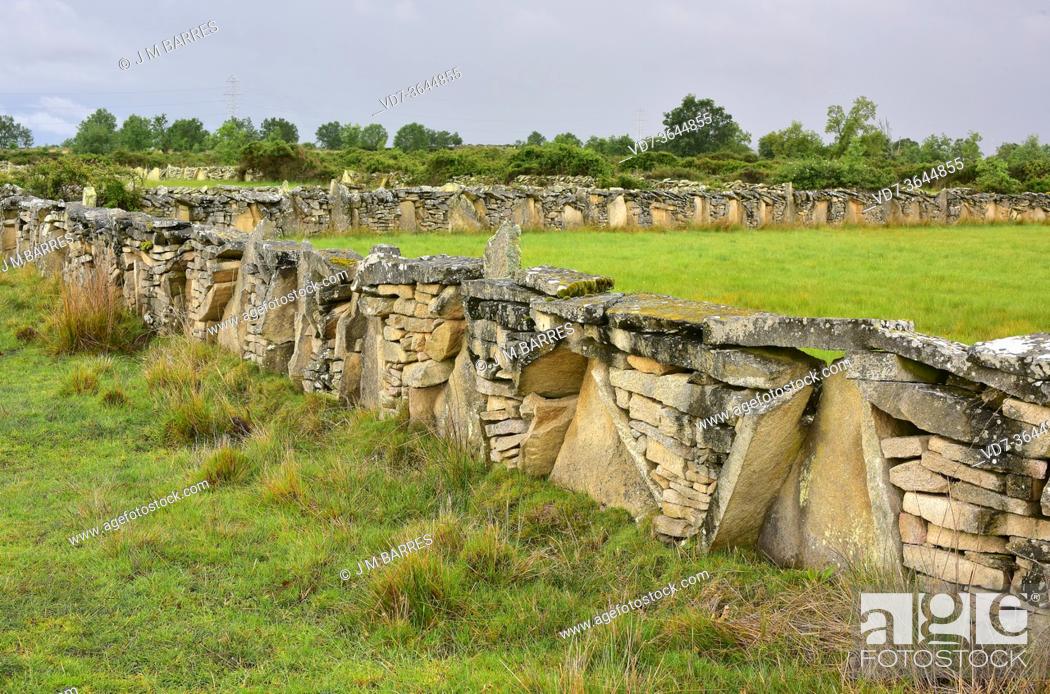 Stock Photo: Dry stone wall with field (cortina). Sayago, Zamora province, Castilla y Leon, Spain.