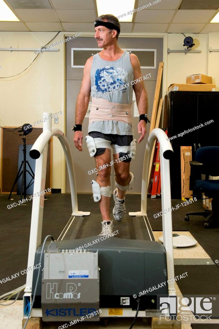 Imagen: NASA astronaut Dan Burbank, Expedition 29 flight engineer and Expedition 30 commander, participates in a treadmill kinematics baseline data collection session.