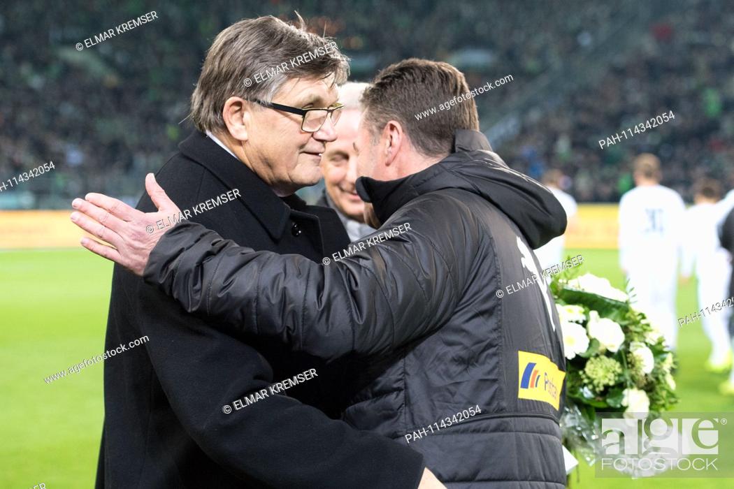 Stock Photo: Hans MEYER (left, chairman of the presidency, MG) congratulates coach Dieter HECKING (MG) on his 400th Bundesliga match, congratulation, tribute, four hundred.