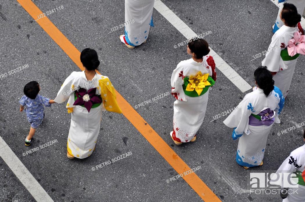 Photo de stock: Naha, Okinawa, Japan: women in kimono during the Naha Festival, along Kokusai-dori in October.