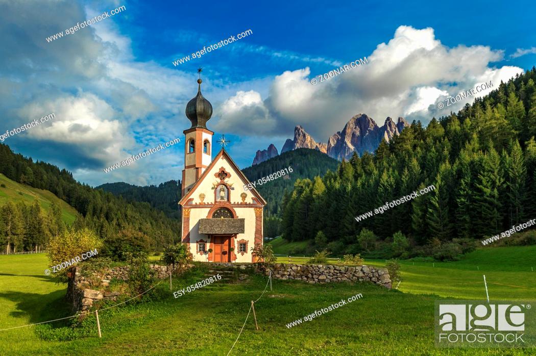 Imagen: St. John church in front of the Odle mountains, Funes Valley, Dolomites, Italy.