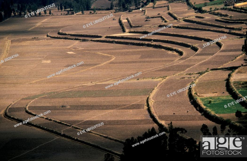 Photo de stock: Contour ploughing and terraces near Pisac.