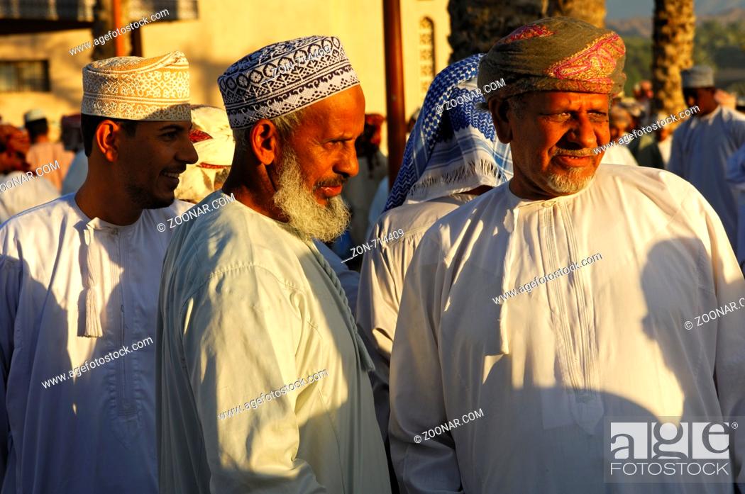Stock Photo: Omanische Männer in der Nationaltracht Dishdasha und der Kummah Kappe oder dem Mussar Turban auf dem Kopf im Gespräch, Nizwa.