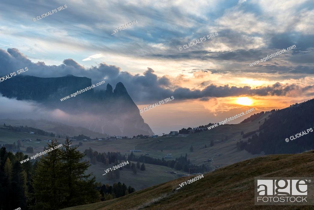 Imagen: Alpe di Siusi/Seiser Alm, Dolomites, South Tyrol, Italy. Sunset on the Alpe di Siusi/Seiser Alm with the Sciliar/Schlern.