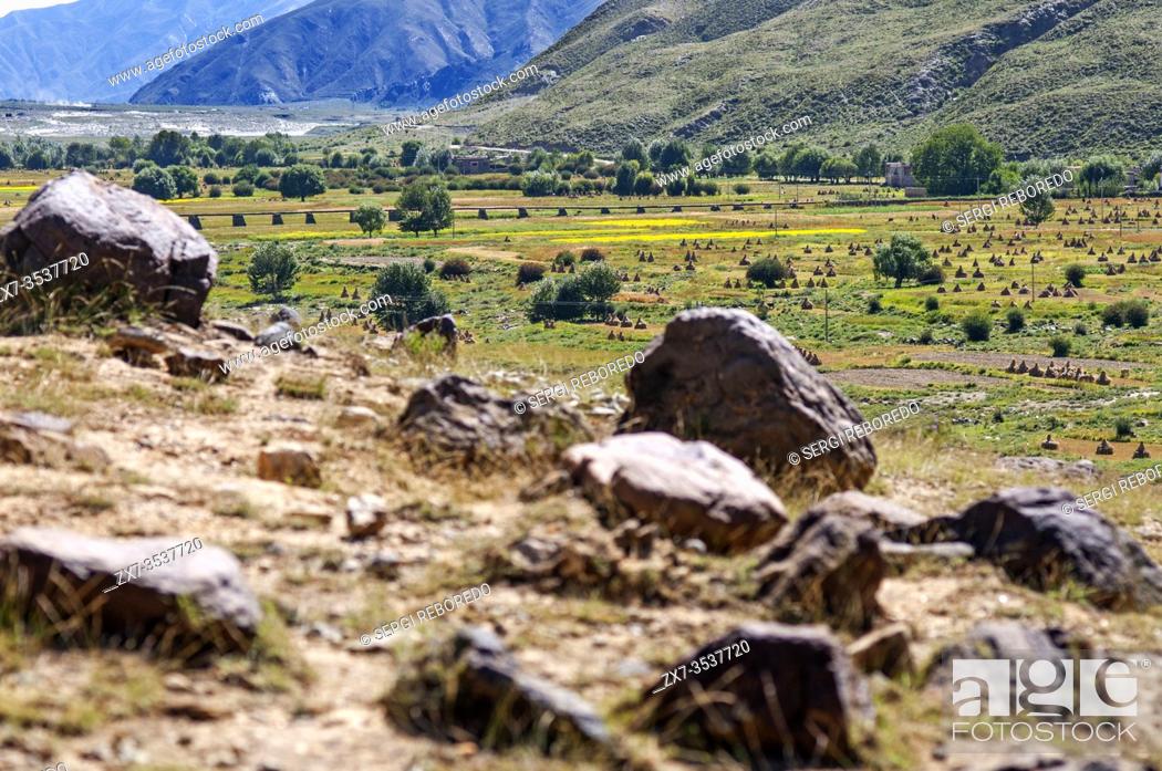 Stock Photo: Tibetan plateau scenery en route from Shegar to Tingri, Tibet, China. China highway 109 road.