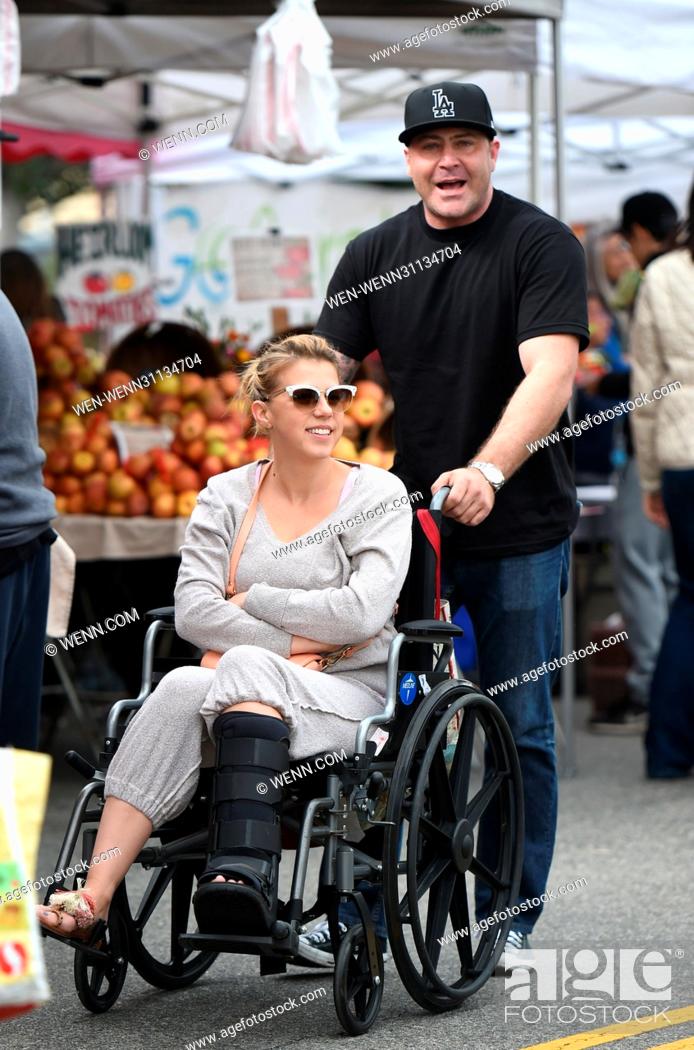 Stad bloem hun lucht Jodie Sweetin, with a broken leg, is pushed in her wheelchair by her fiance  Justin Hodak at a..., Stock Photo, Picture And Rights Managed Image. Pic.  WEN-WENN31134704 | agefotostock