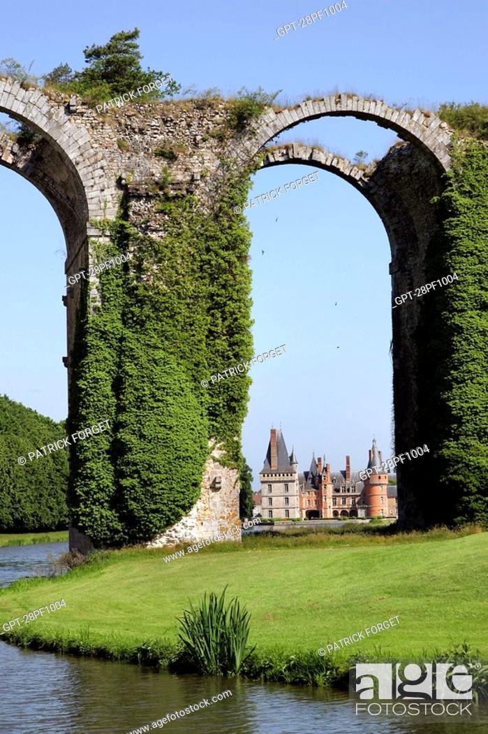 Stock Photo: VIEW OF THE AQUEDUCT CONSTRUCTED IN 1683 BY VAUBAN AND LA HIRE IN FRONT OF THE CHATEAU DE MAINTENON, EURE-ET-LOIR, FRANCE.