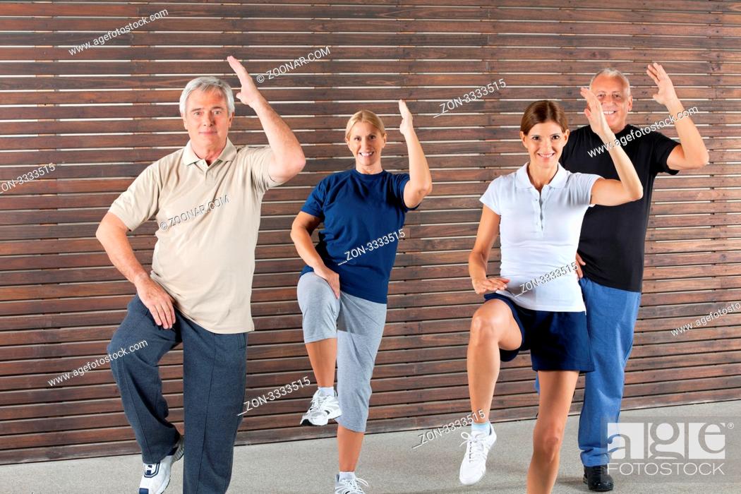 Imagen: Lächelnde Senioren machen Aerobic im Fitnesscenter.