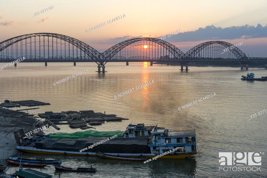 Stock Photo: Myanmar (ex Birmanie). Sagaing, region of Mandalay. Yadanabon Bridge crossing the Irrawaddy river.