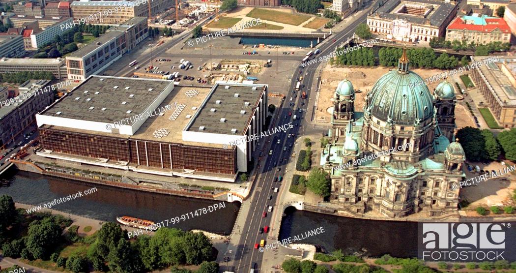 Stock Photo: 01 January 1995, Berlin: Palast der Republik and Schlossplatz, The square was a park and parade square. In front the Berliner Dom, Lustgarten, Stadtschloss.