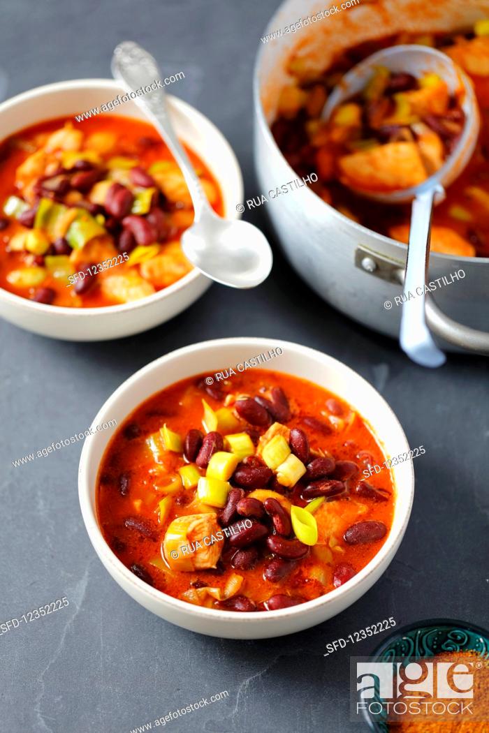 Stock Photo: Chicken stew with leek, kidney beans and tomatoes.