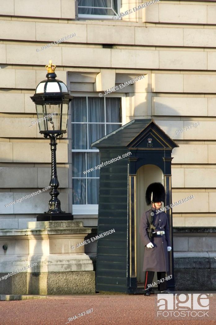 Stock Photo: Guardsman, Buckingham Palace, London, England, United Kingdom, Europe.