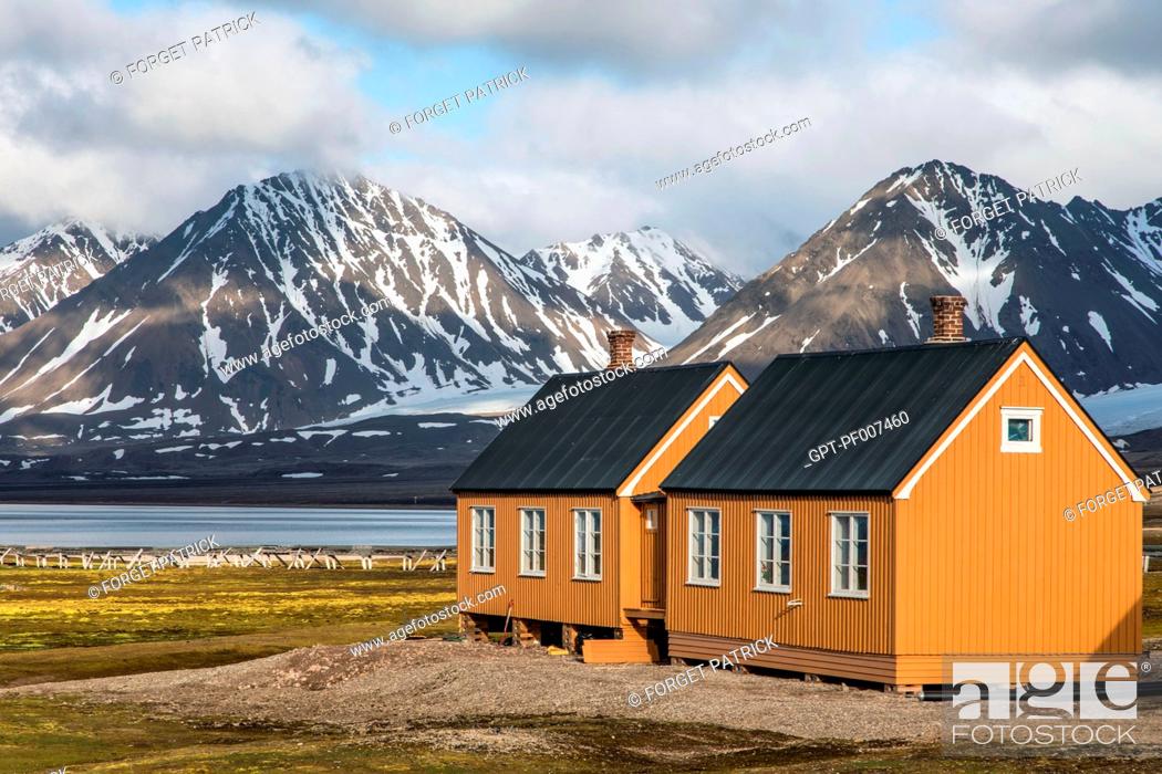 Stock Photo: COLORFUL WOODEN HOUSE IN THE FORMER COAL MINING TOWN OF NY ALESUND, THE NORTHERNMOST COMMUNITY IN THE WORLD (78 56N), SPITZBERG, SVALBARD, ARCTIC OCEAN, NORWAY.