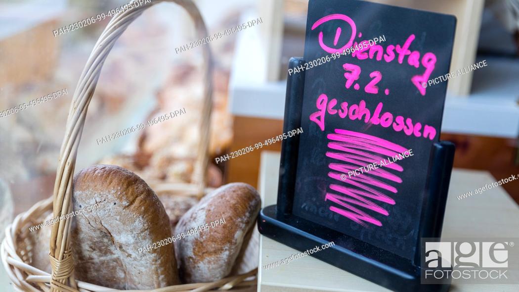 Stock Photo: 06 February 2023, Brandenburg, Cottbus: In the shop window of a bakery, a sign indicates that it will not be open tomorrow.