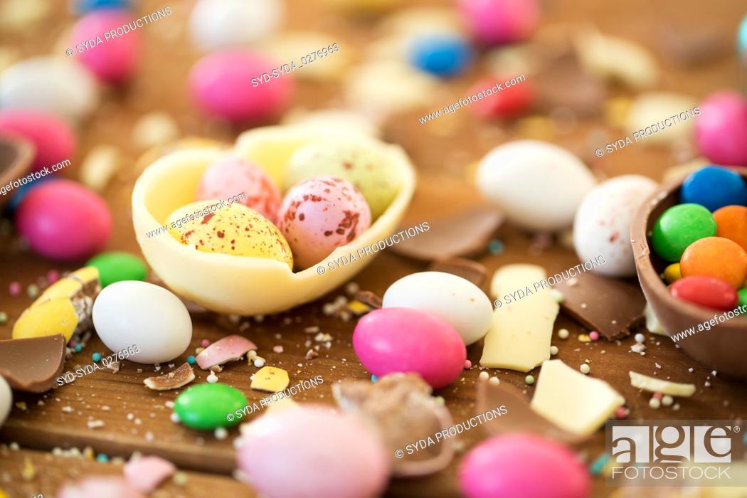 Stock Photo: chocolate easter eggs and candy drops on table.