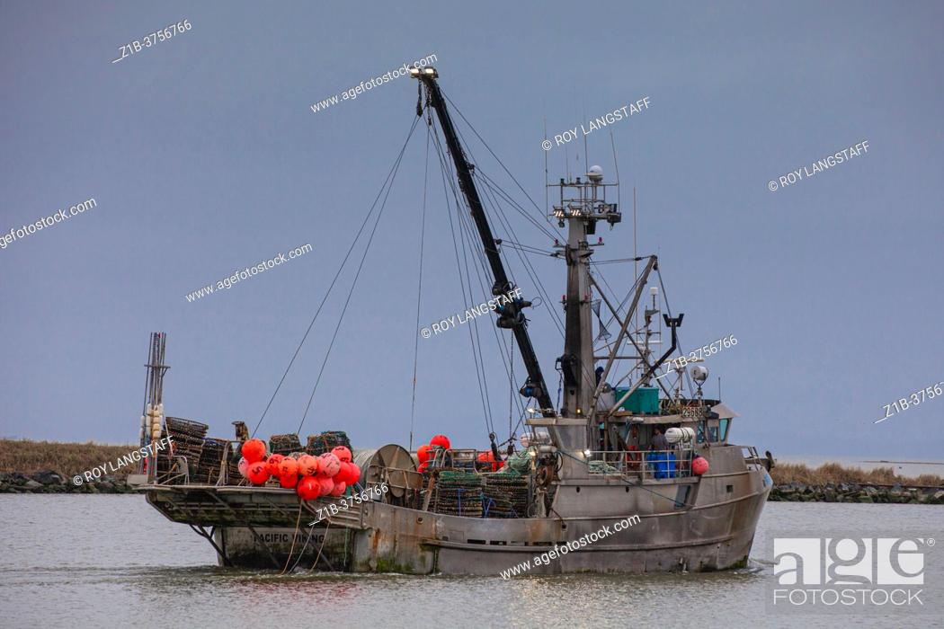 Imagen: Commercial fishing vessel Pacific Viking heading out from Steveston Harbour to lay Crab Pots British Columbia Canada.