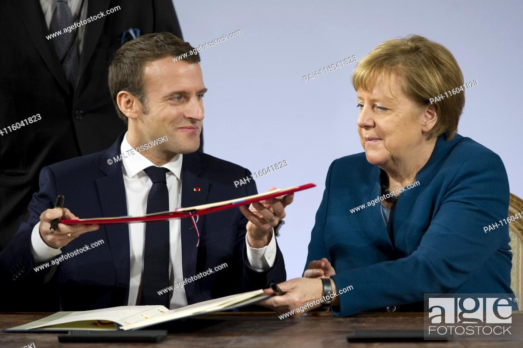 Stock Photo: Emmanuel MACRON, President of the French Republic, and with Chancellor Angela MERKEL, sign the contract, signing the Treaty between the Federal Republic of.