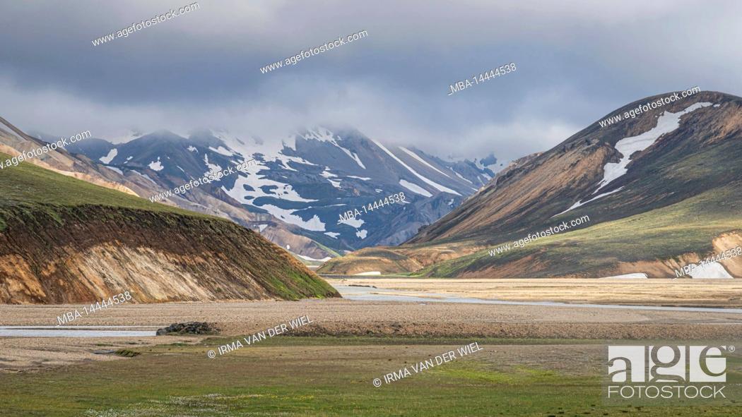 Photo de stock: Laugavegur hiking trail is the most famous multi-day trekking tour in Iceland. Landscape photo from the area around Landmannalaugar.