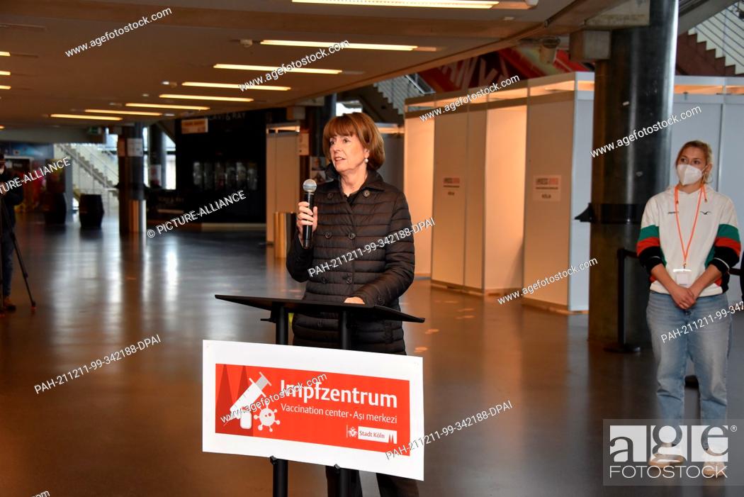 Stock Photo: 09 December 2021, North Rhine-Westphalia, Cologne: Henriette Reker, Mayor of the City of Cologne speaks in front of vaccination booths.
