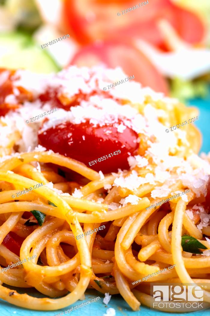 Stock Photo: Spaghetti Pasta mit Kirschtomaten.