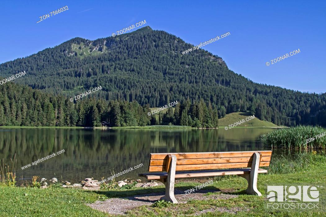 Stock Photo: Spitzingsee - idyllischer Bergsee im Mangfallgebirge auf über 1000 m Seehöhe gelegen.
