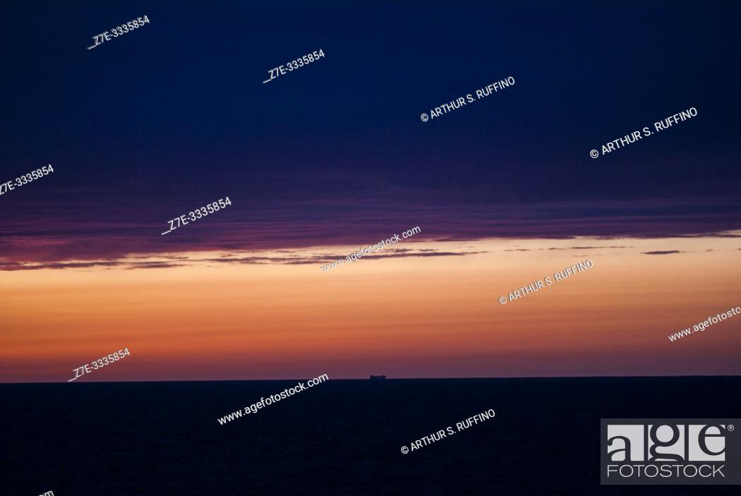 Photo de stock: Sunset over the ocean.