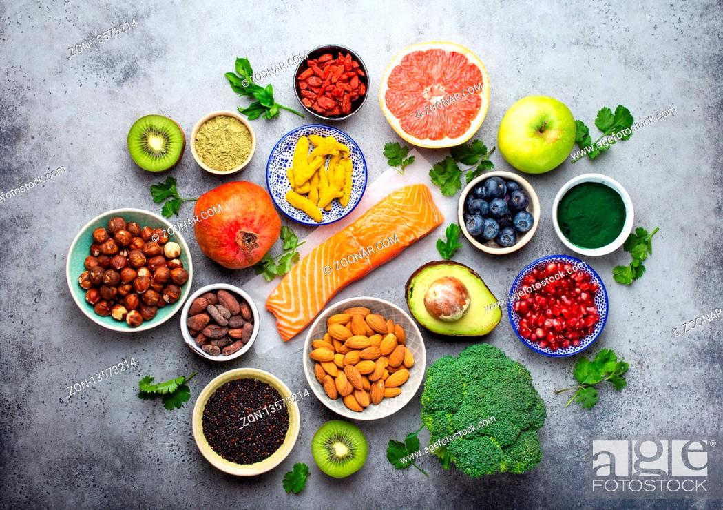 Imagen: Selection of healthy products and superfoods: salmon, fruit, vegetables, berries, goji, spirulina, matcha, quinoa, chia seeds, nuts.