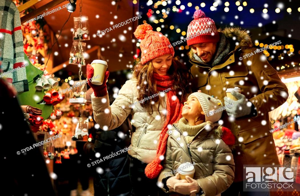 Imagen: family with takeaway drinks at christmas market.
