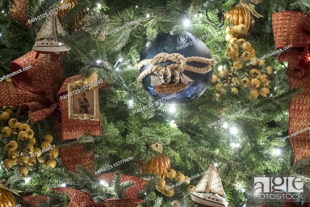 Photo de stock: A depiction of US President John F. Kennedy’s official portrait is featured on ornaments hanging from a tree in The Vermeil Room of the White House during the.
