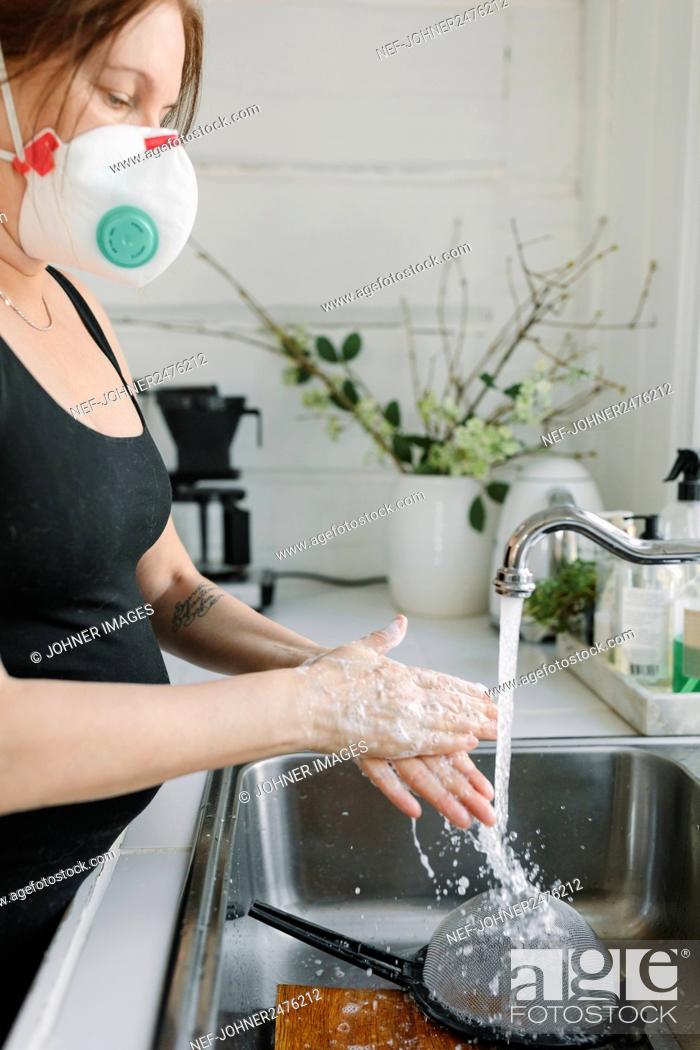 Imagen: Woman washing her hands.