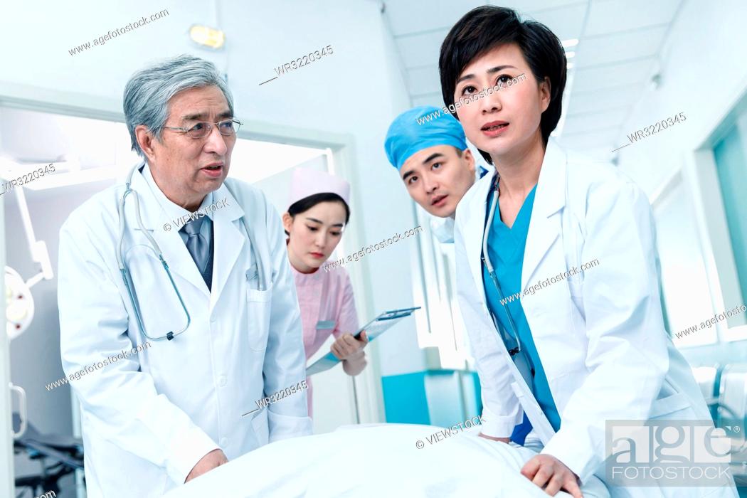 Stock Photo: Medical workers to rescue patients.