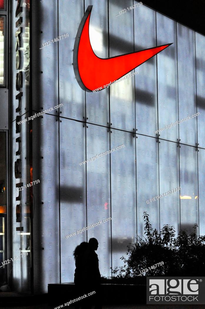 Borradura Gobernar Monopolio Shanghai (China): Nike Store at the corner of People's Square with East  Nanjing Road, Foto de Stock, Imagen Derechos Protegidos Pic. U22-1467759 |  agefotostock