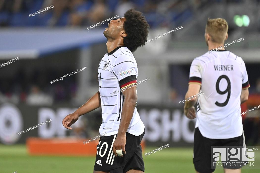 Stock Photo: Serge GNABRY (GER), looks in disbelief to the top Action, single image, cut single motif, half figure, half figure. Football UEFA Nations League, group phase 1.