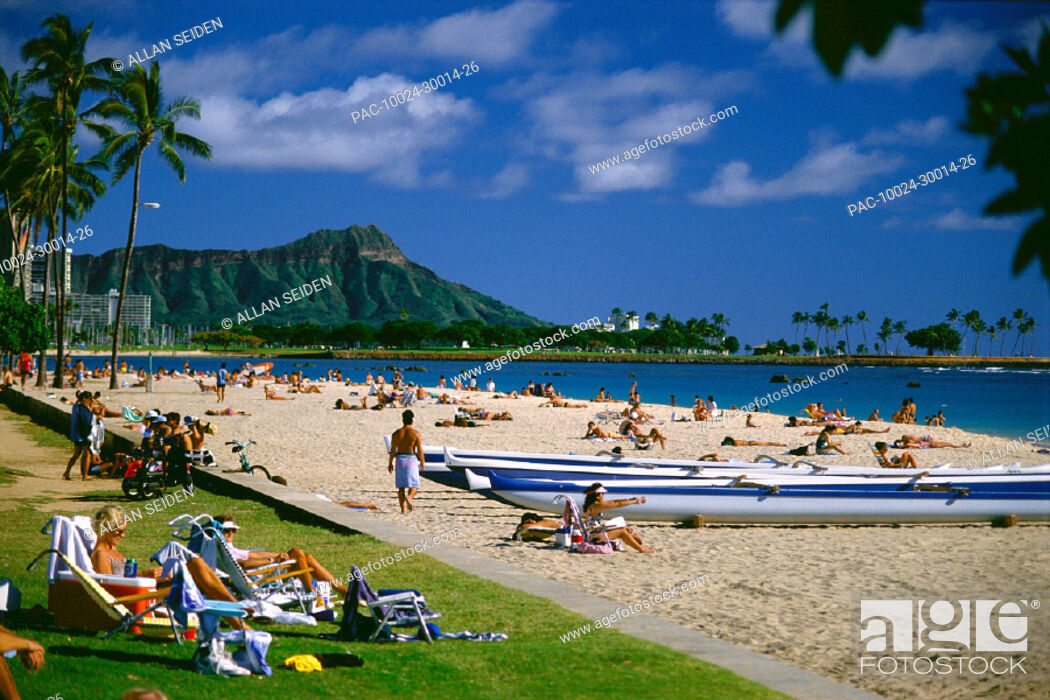 Visitors crowd beaches at Ala Moana Beach Park, Diamond Head background,  Stock Photo, Picture And Rights Managed Image. Pic. PAC-10024-30014-26 |  agefotostock