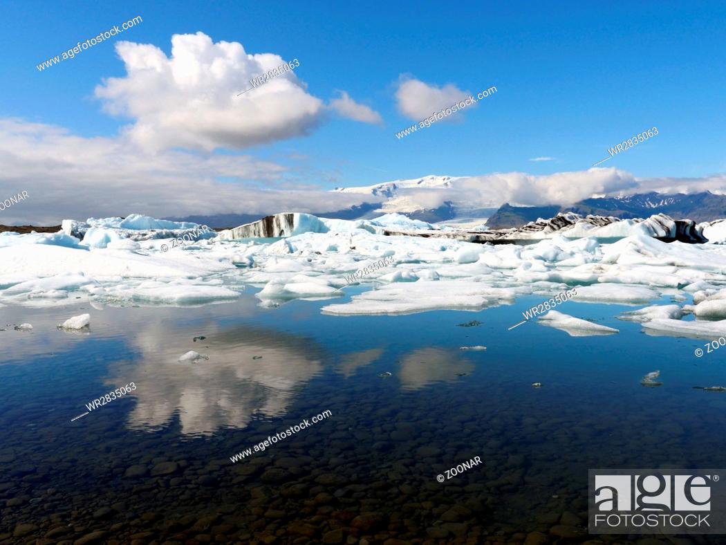 Photo de stock: Icebergs in Jokulsarlon lagoon, beneath Breidamerkurjokull glacier, Iceland.