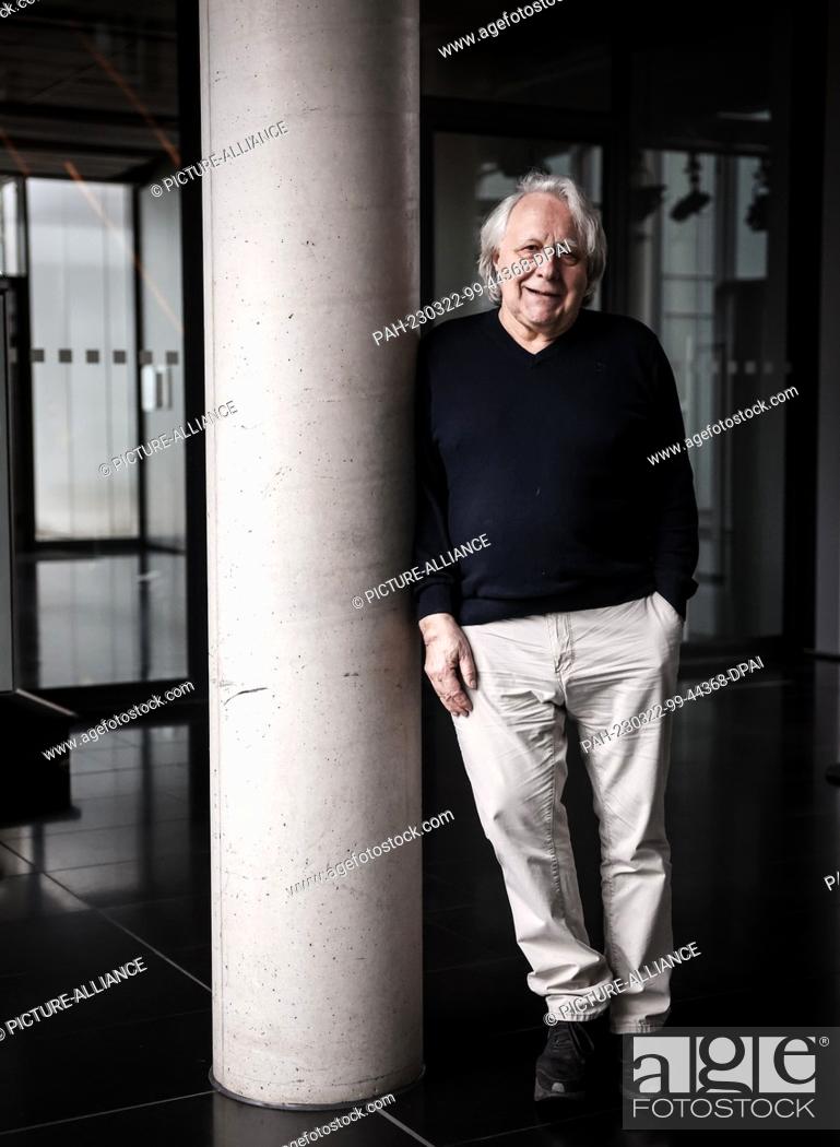 Imagen: PRODUCTION - 20 March 2023, Hamburg: Peter Urban, journalist and radio commentator, smiles during a photo session at the NDR offices.