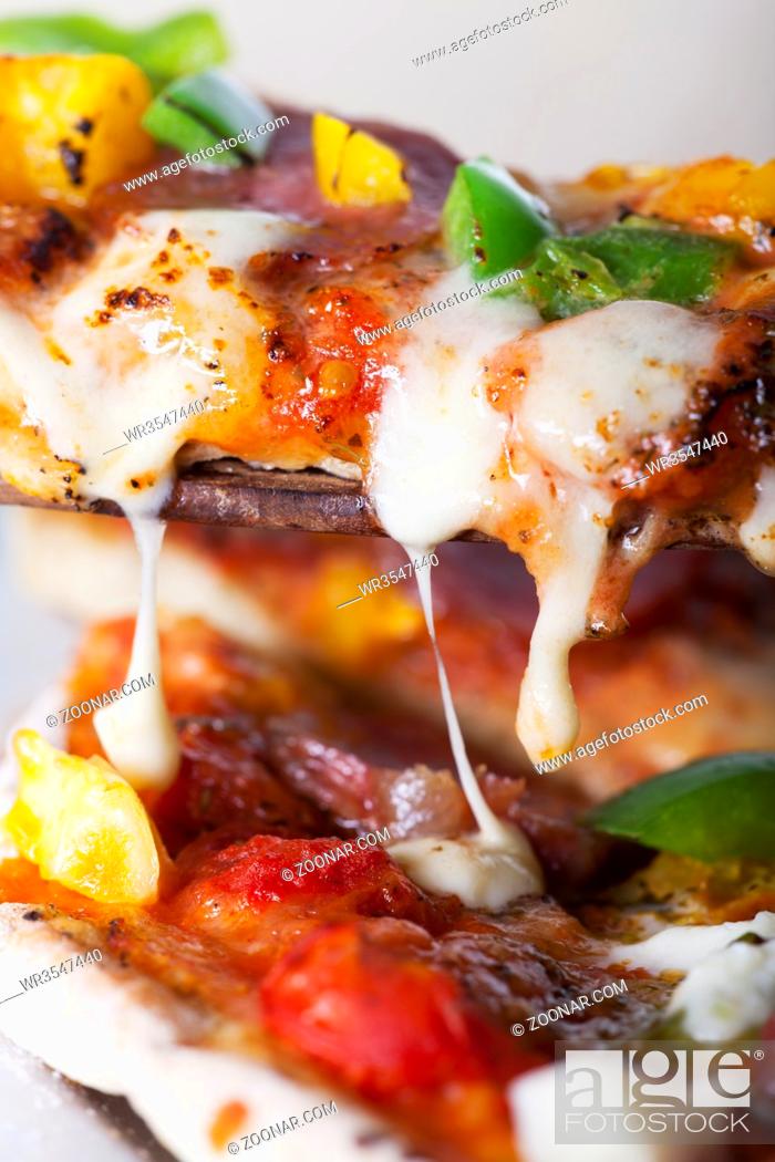 Stock Photo: Pizzascheibe mit Käse.