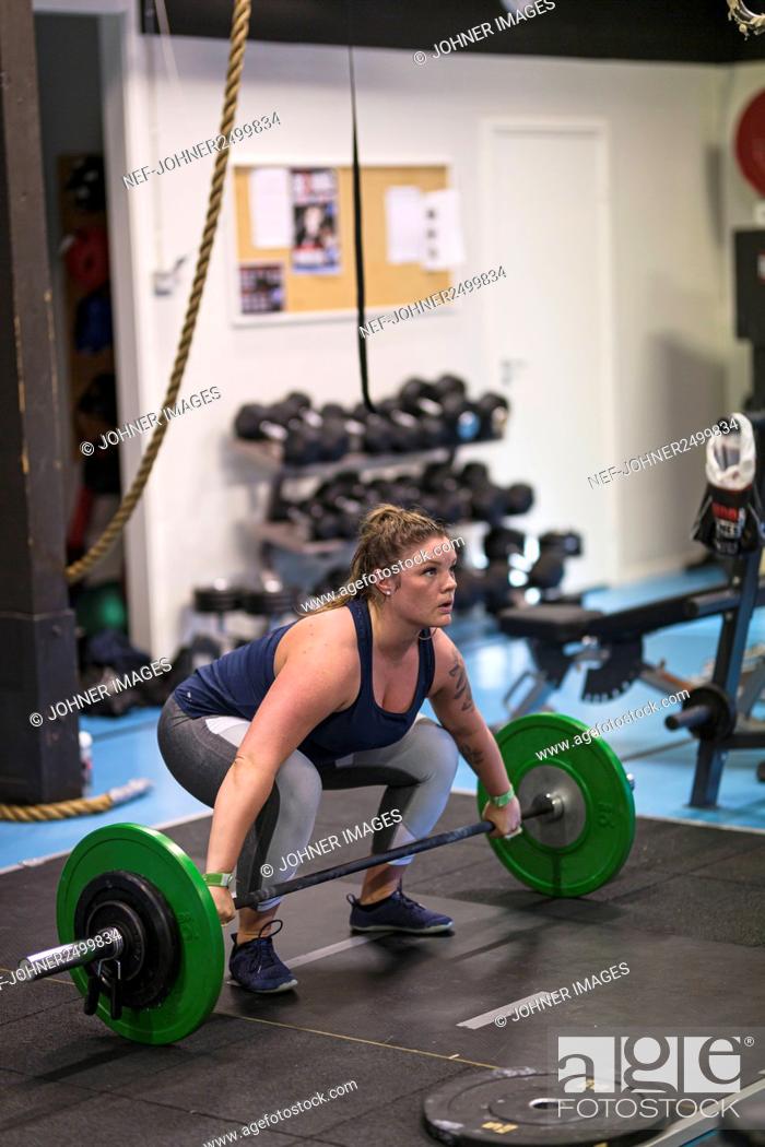Photo de stock: Woman weightlifting in gym.