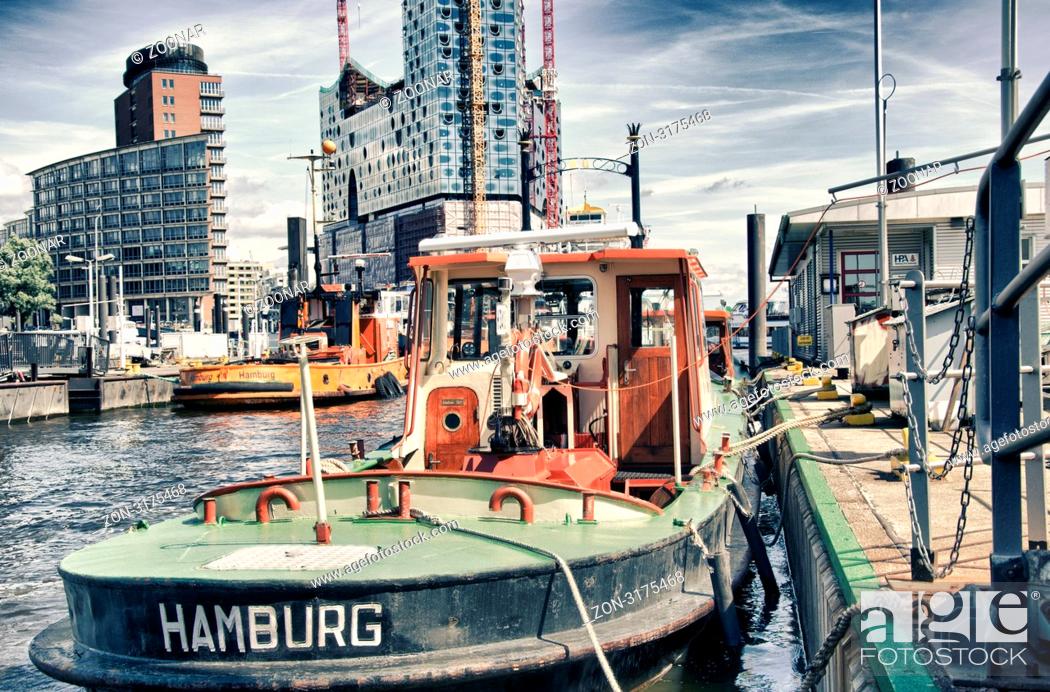 Photo de stock: Hamburg Boot am Hamburger Hafen. Im Hintergrund die Elbphilharmonie.
